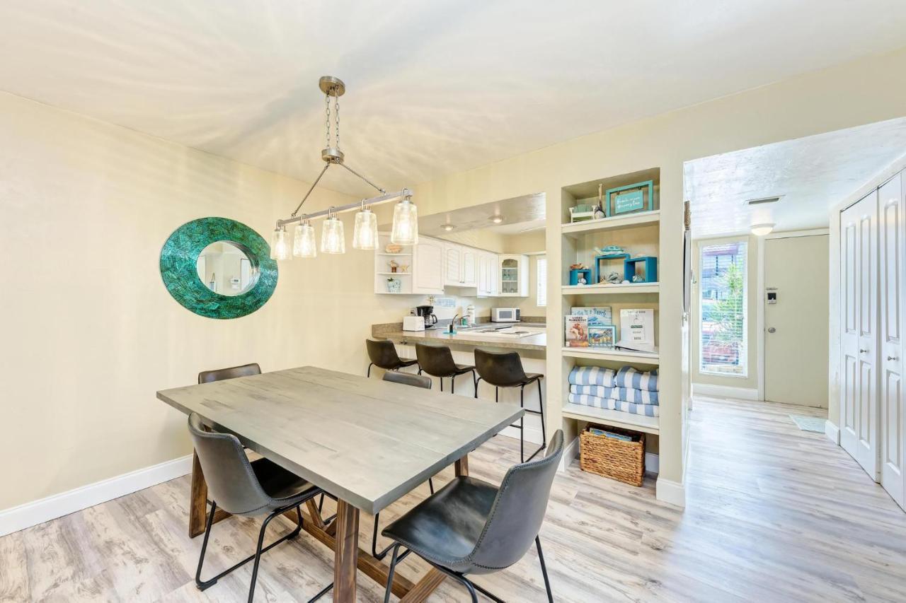 Anna Maria Island Runaway Tropical Dream-One Minute Walk To The Beach-Heated Pool Bradenton Beach Bagian luar foto