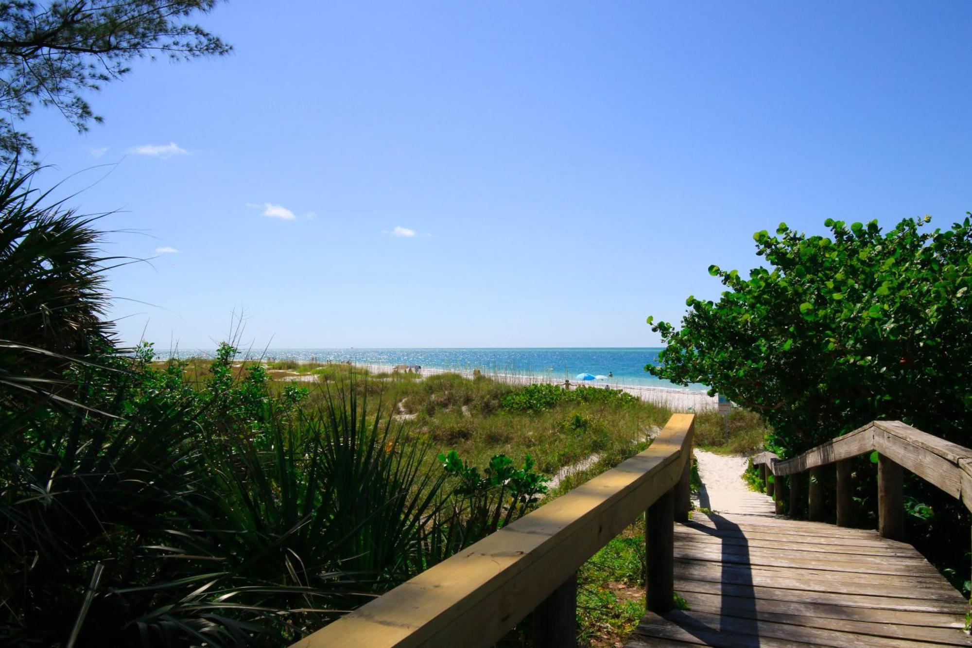 Anna Maria Island Runaway Tropical Dream-One Minute Walk To The Beach-Heated Pool Bradenton Beach Bagian luar foto
