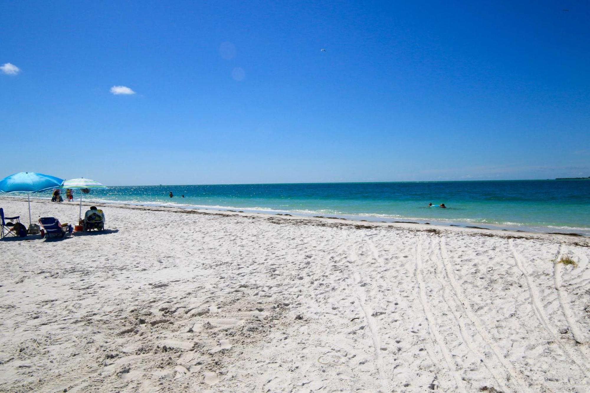 Anna Maria Island Runaway Tropical Dream-One Minute Walk To The Beach-Heated Pool Bradenton Beach Bagian luar foto