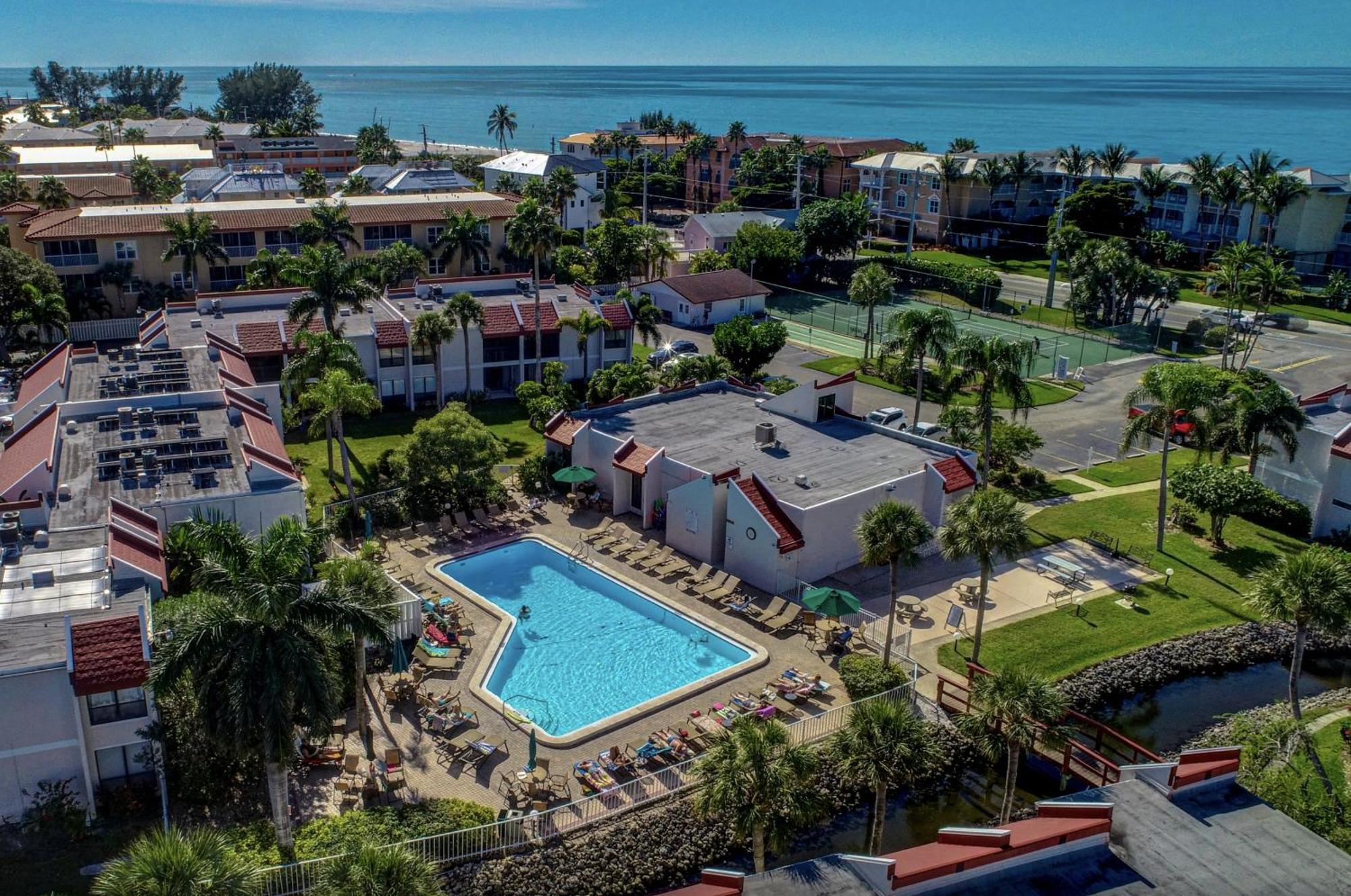 Anna Maria Island Runaway Tropical Dream-One Minute Walk To The Beach-Heated Pool Bradenton Beach Bagian luar foto