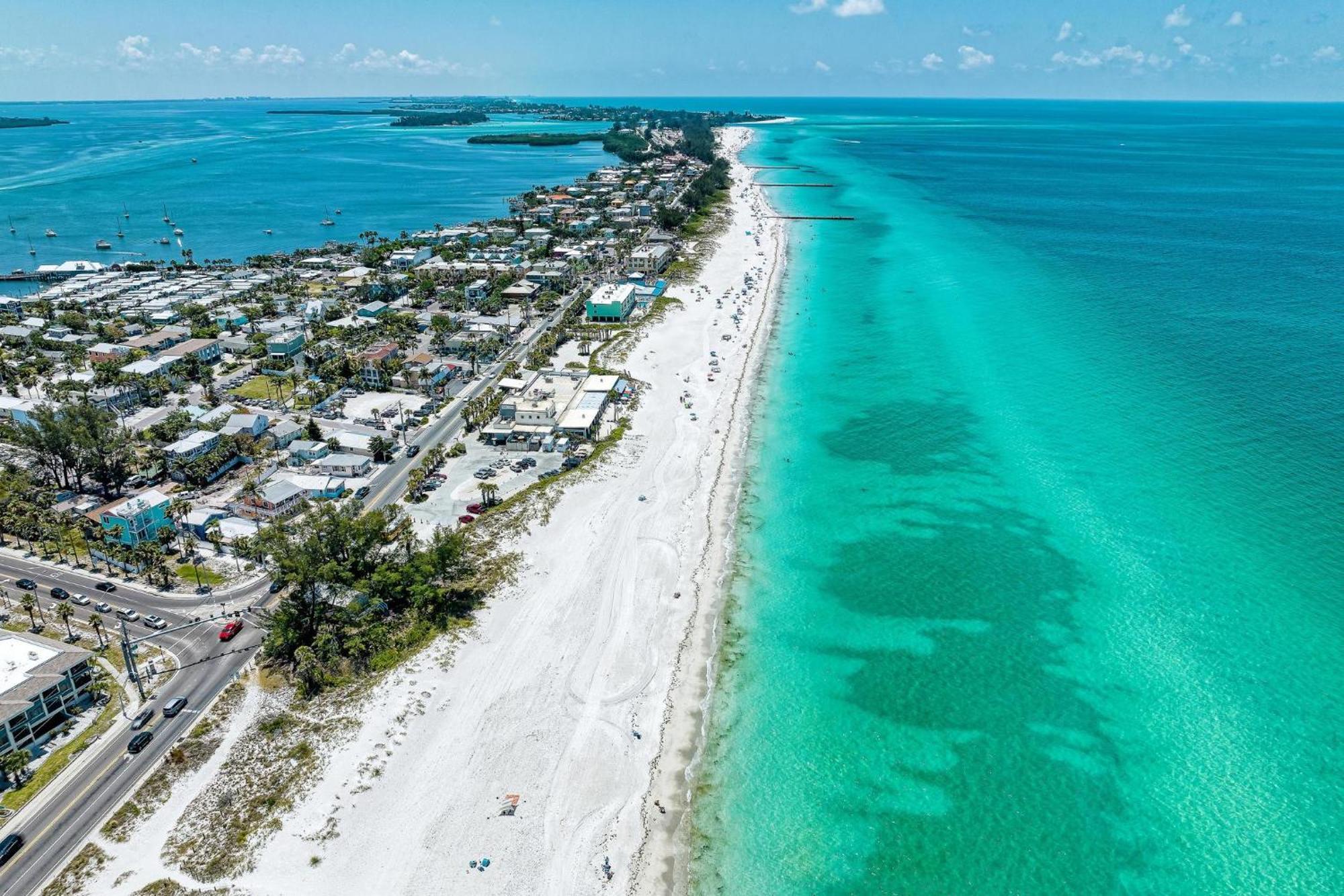 Anna Maria Island Runaway Tropical Dream-One Minute Walk To The Beach-Heated Pool Bradenton Beach Bagian luar foto