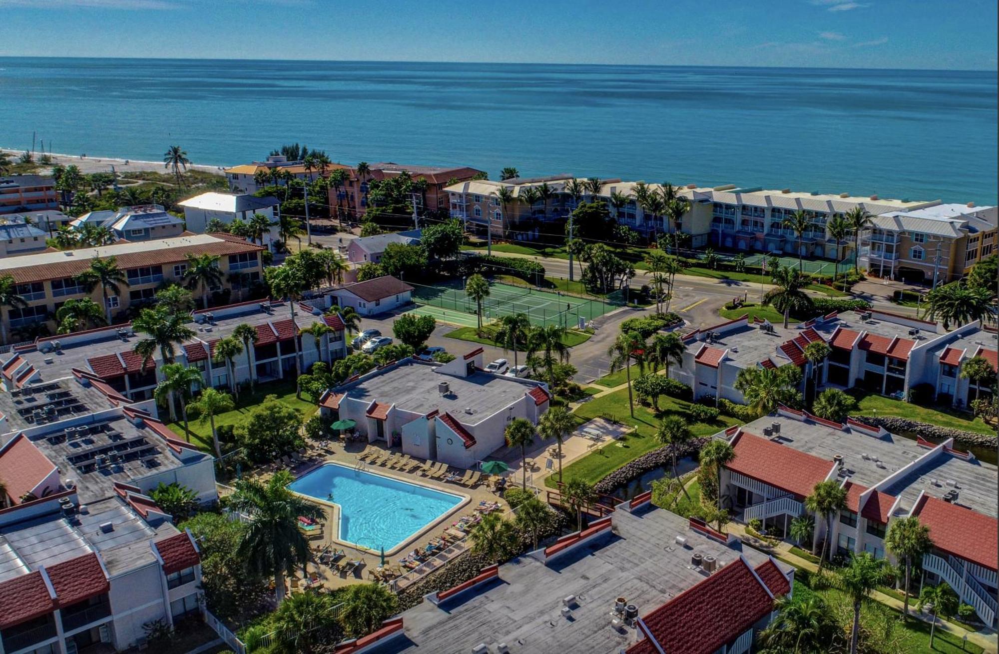 Anna Maria Island Runaway Tropical Dream-One Minute Walk To The Beach-Heated Pool Bradenton Beach Bagian luar foto