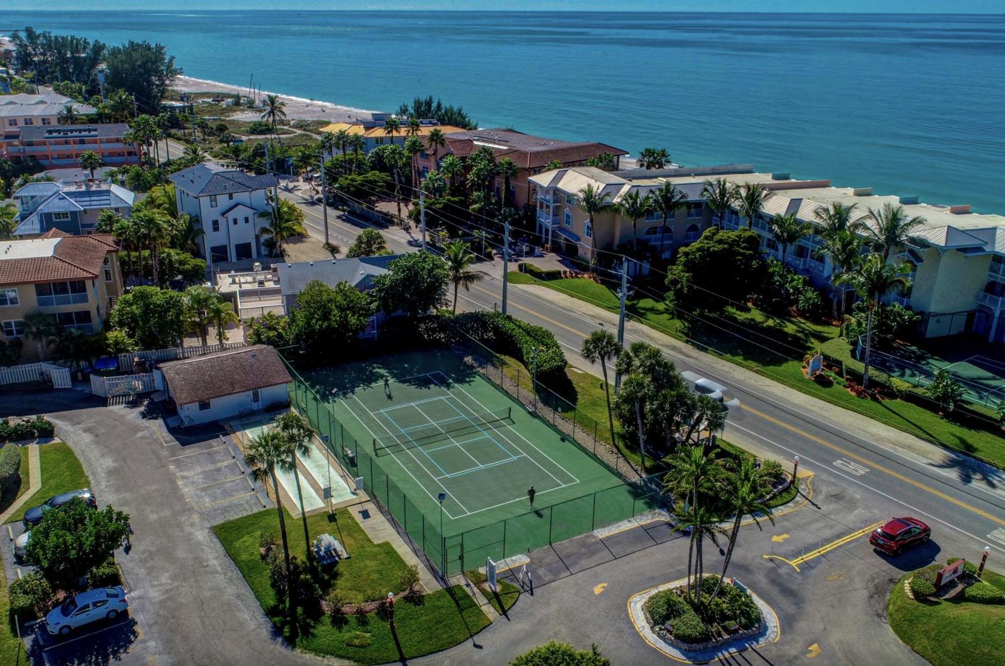 Anna Maria Island Runaway Tropical Dream-One Minute Walk To The Beach-Heated Pool Bradenton Beach Bagian luar foto