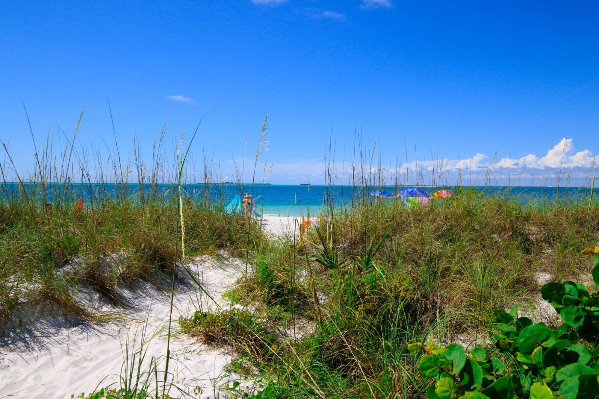 Anna Maria Island Runaway Tropical Dream-One Minute Walk To The Beach-Heated Pool Bradenton Beach Bagian luar foto