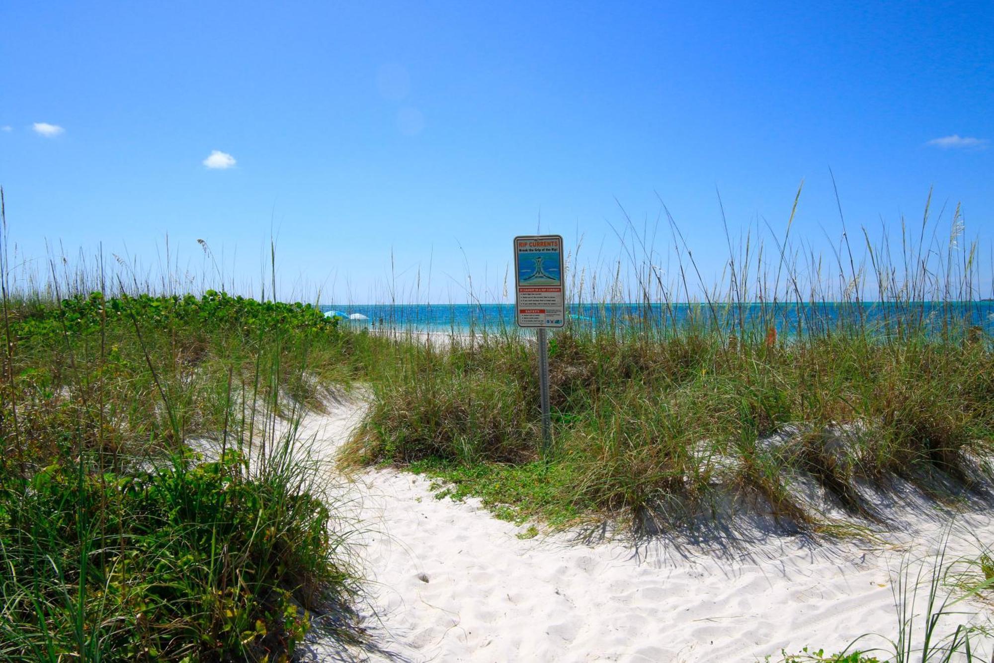 Anna Maria Island Runaway Tropical Dream-One Minute Walk To The Beach-Heated Pool Bradenton Beach Bagian luar foto