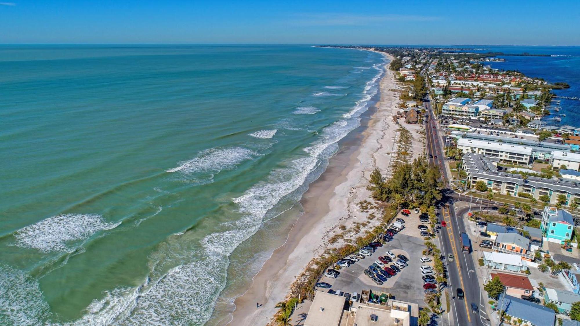 Anna Maria Island Runaway Tropical Dream-One Minute Walk To The Beach-Heated Pool Bradenton Beach Bagian luar foto
