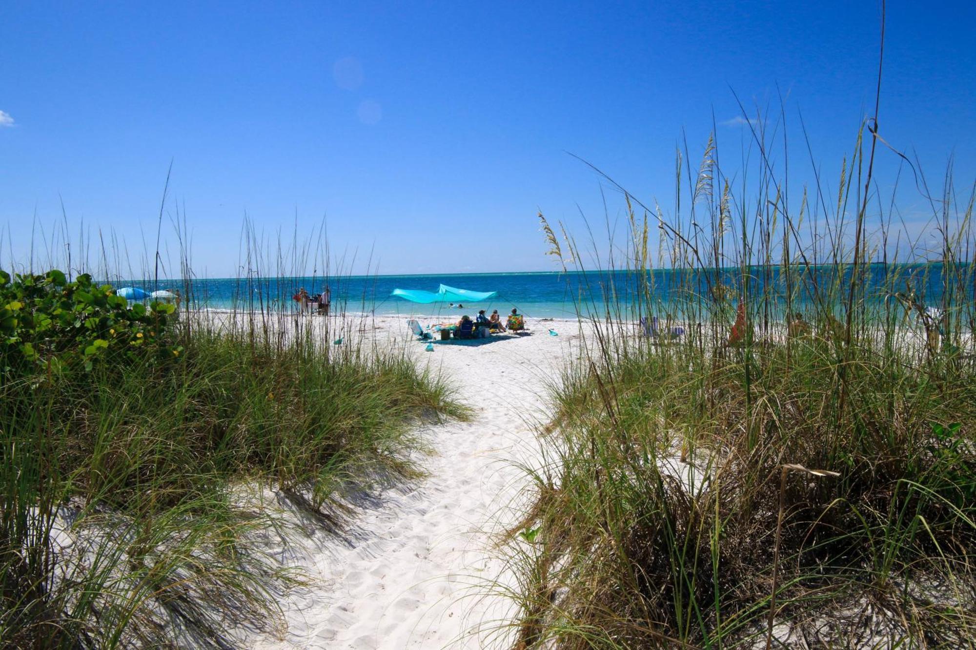 Anna Maria Island Runaway Tropical Dream-One Minute Walk To The Beach-Heated Pool Bradenton Beach Bagian luar foto
