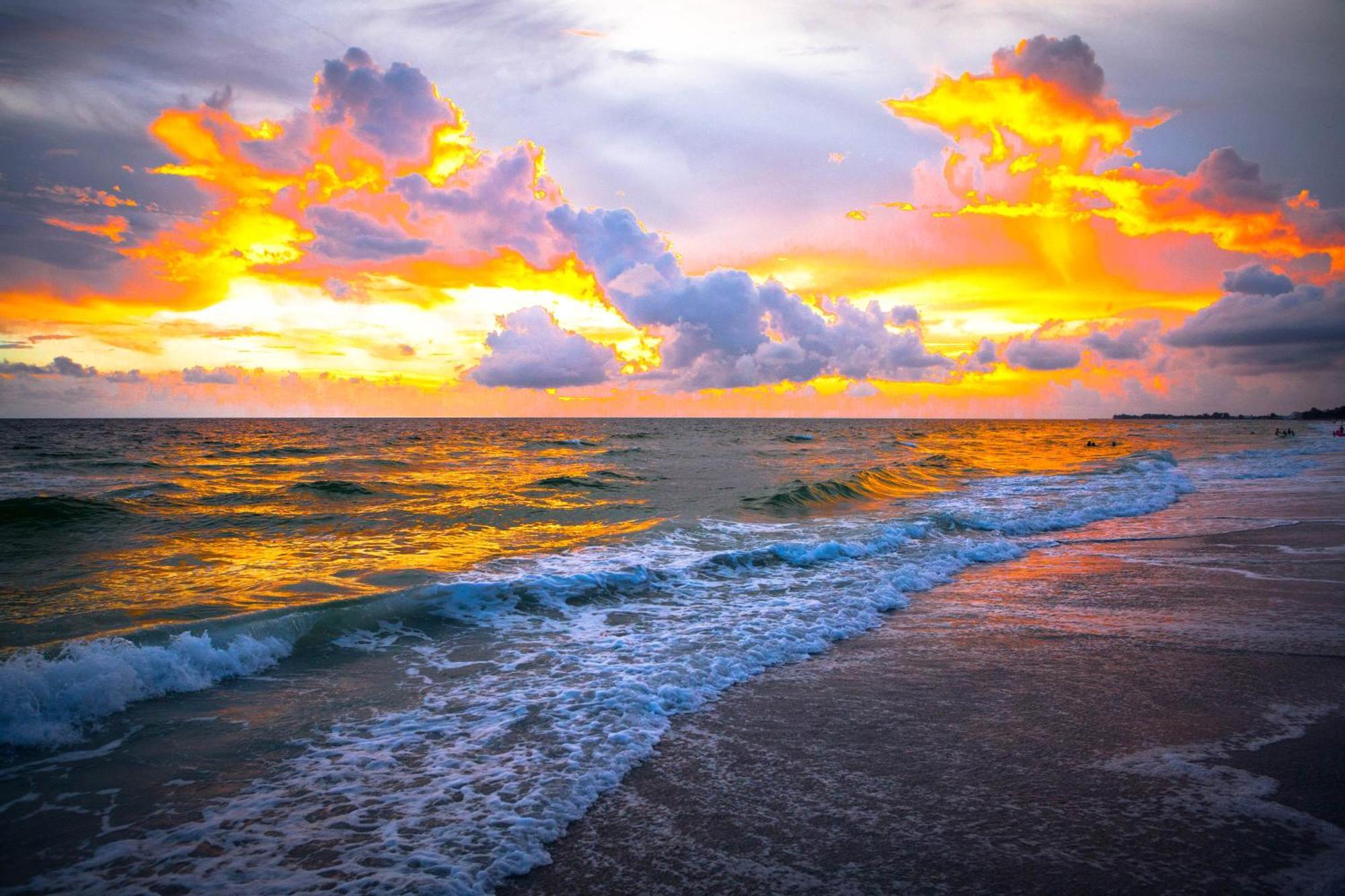 Anna Maria Island Runaway Tropical Dream-One Minute Walk To The Beach-Heated Pool Bradenton Beach Bagian luar foto