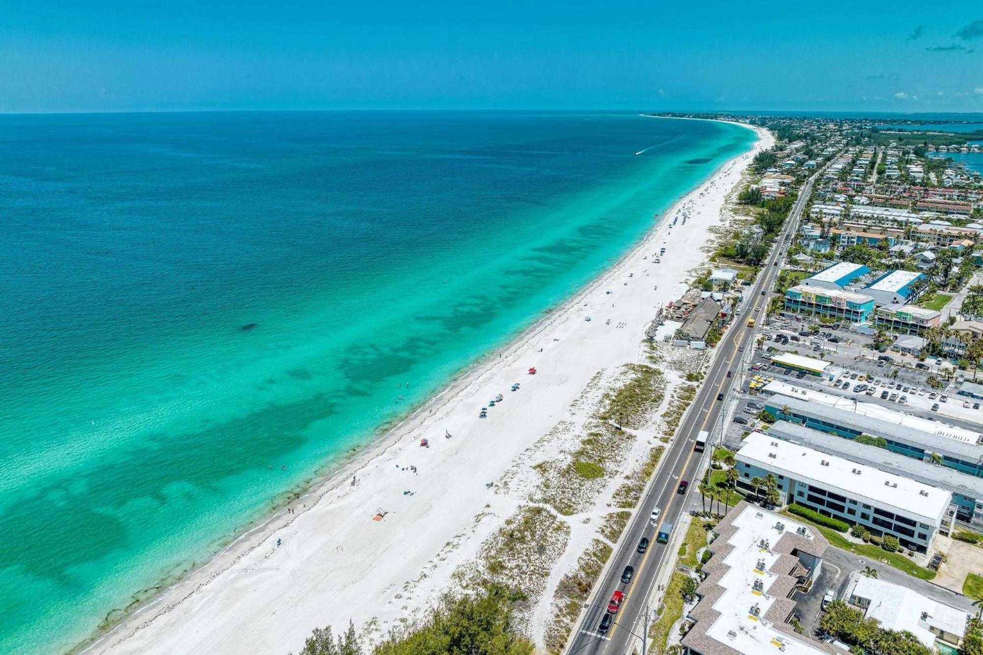 Anna Maria Island Runaway Tropical Dream-One Minute Walk To The Beach-Heated Pool Bradenton Beach Bagian luar foto