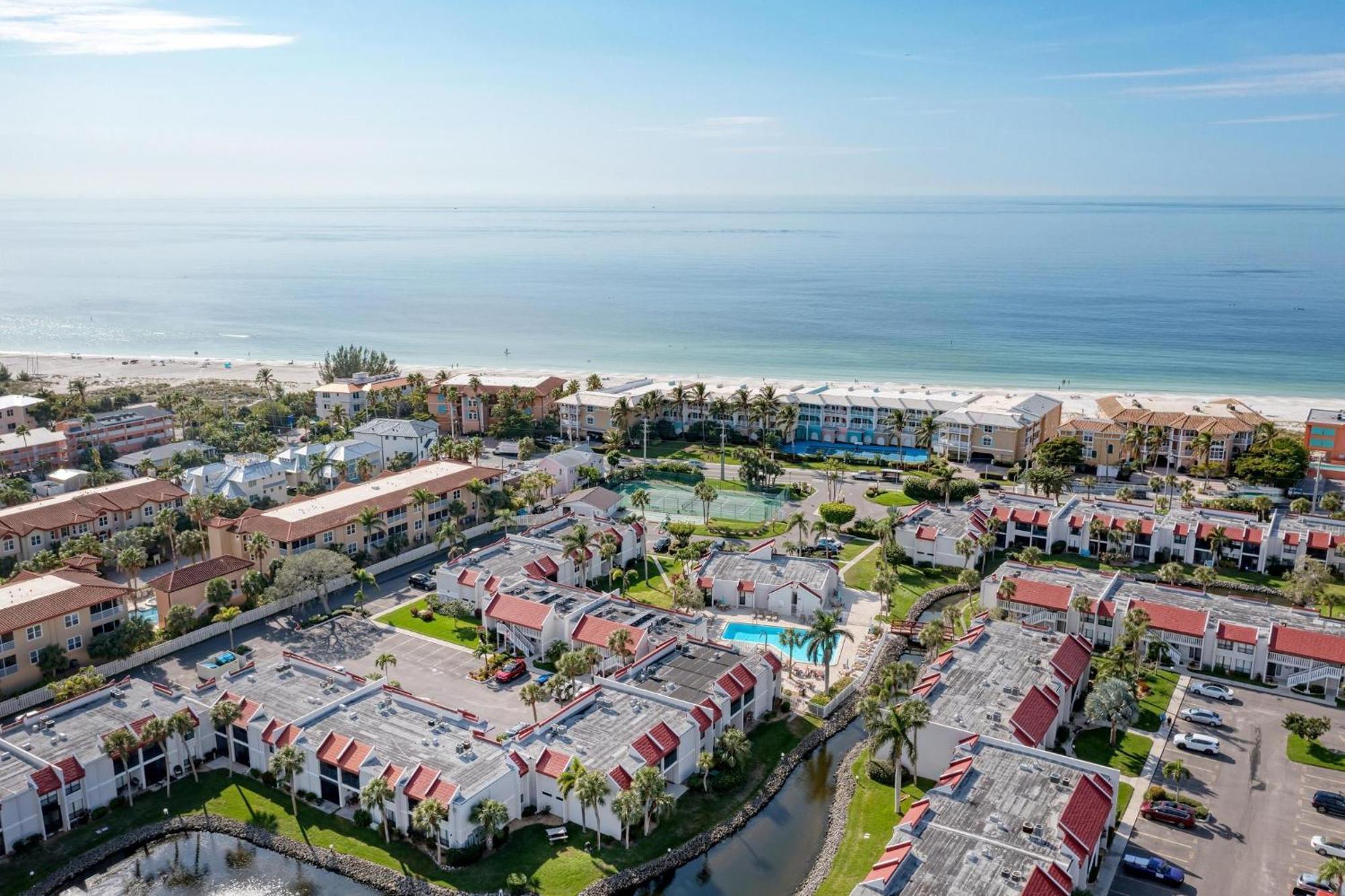 Anna Maria Island Runaway Tropical Dream-One Minute Walk To The Beach-Heated Pool Bradenton Beach Bagian luar foto