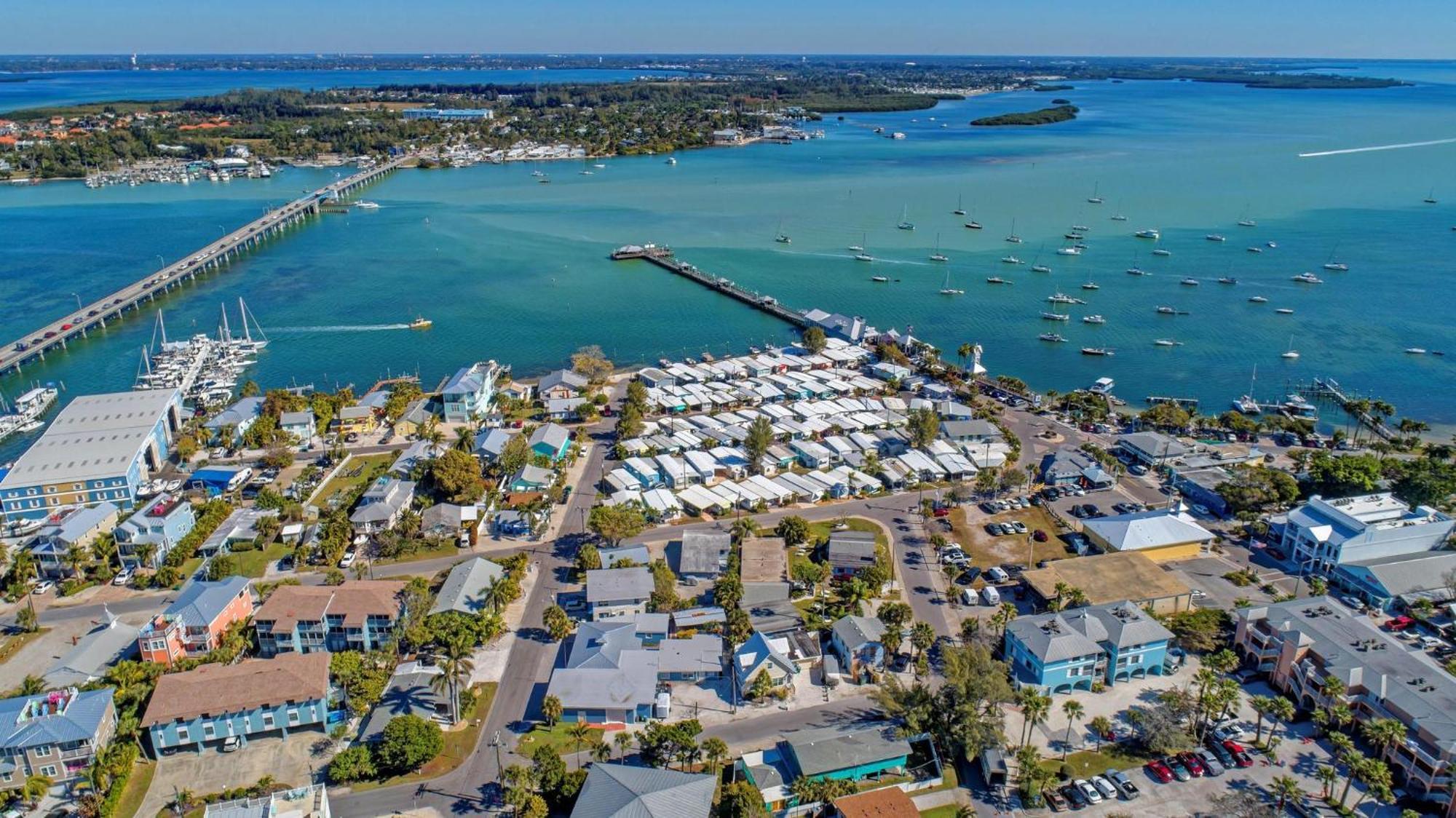 Anna Maria Island Runaway Tropical Dream-One Minute Walk To The Beach-Heated Pool Bradenton Beach Bagian luar foto