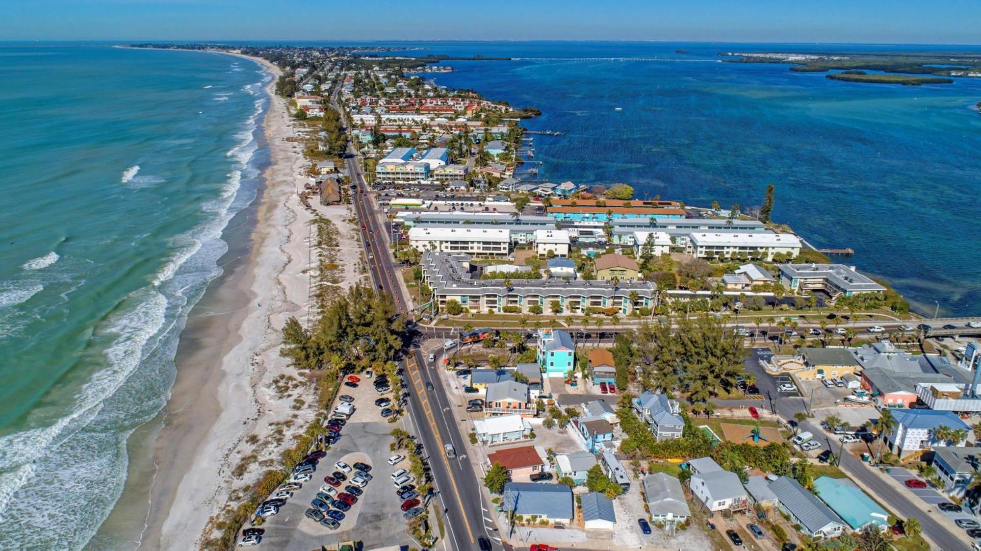 Anna Maria Island Runaway Tropical Dream-One Minute Walk To The Beach-Heated Pool Bradenton Beach Bagian luar foto