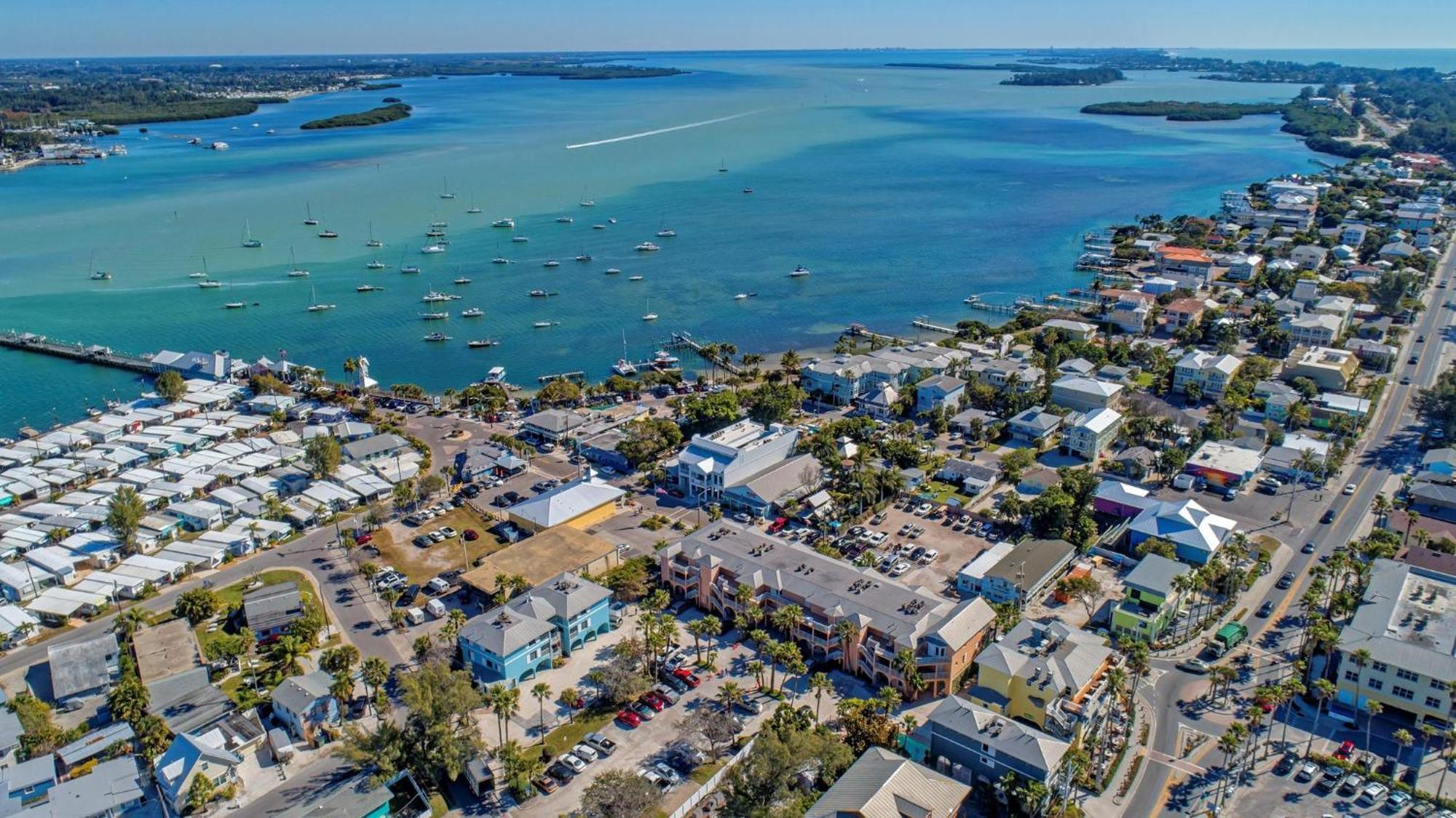 Anna Maria Island Runaway Tropical Dream-One Minute Walk To The Beach-Heated Pool Bradenton Beach Bagian luar foto