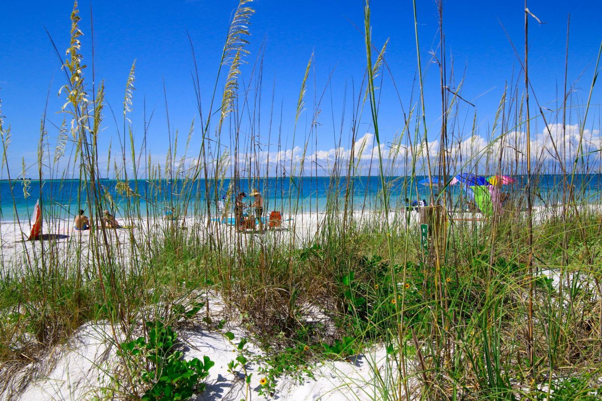 Anna Maria Island Runaway Tropical Dream-One Minute Walk To The Beach-Heated Pool Bradenton Beach Bagian luar foto
