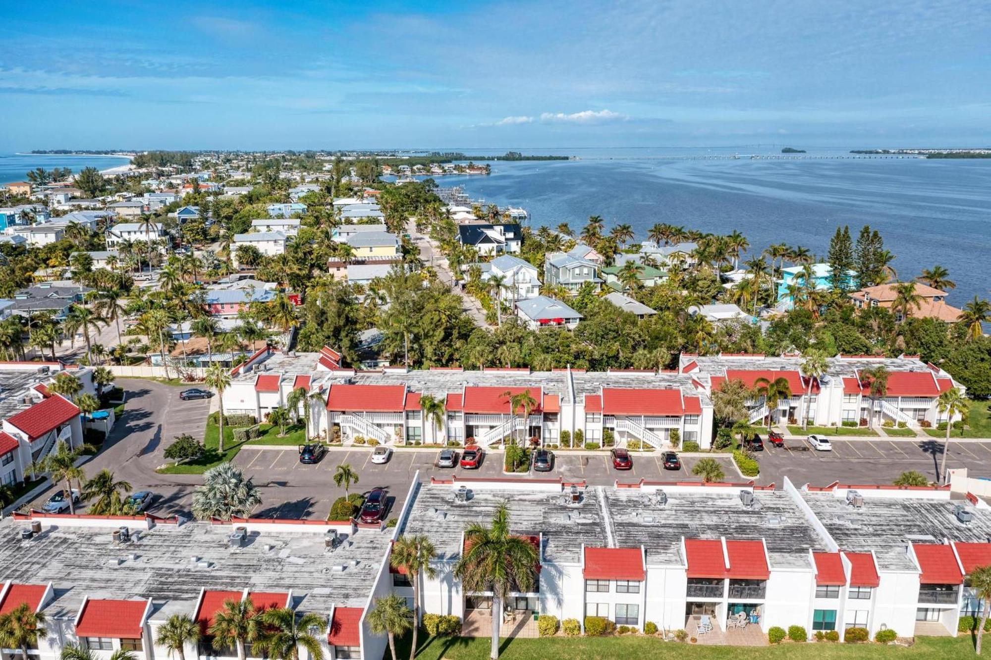 Anna Maria Island Runaway Tropical Dream-One Minute Walk To The Beach-Heated Pool Bradenton Beach Bagian luar foto