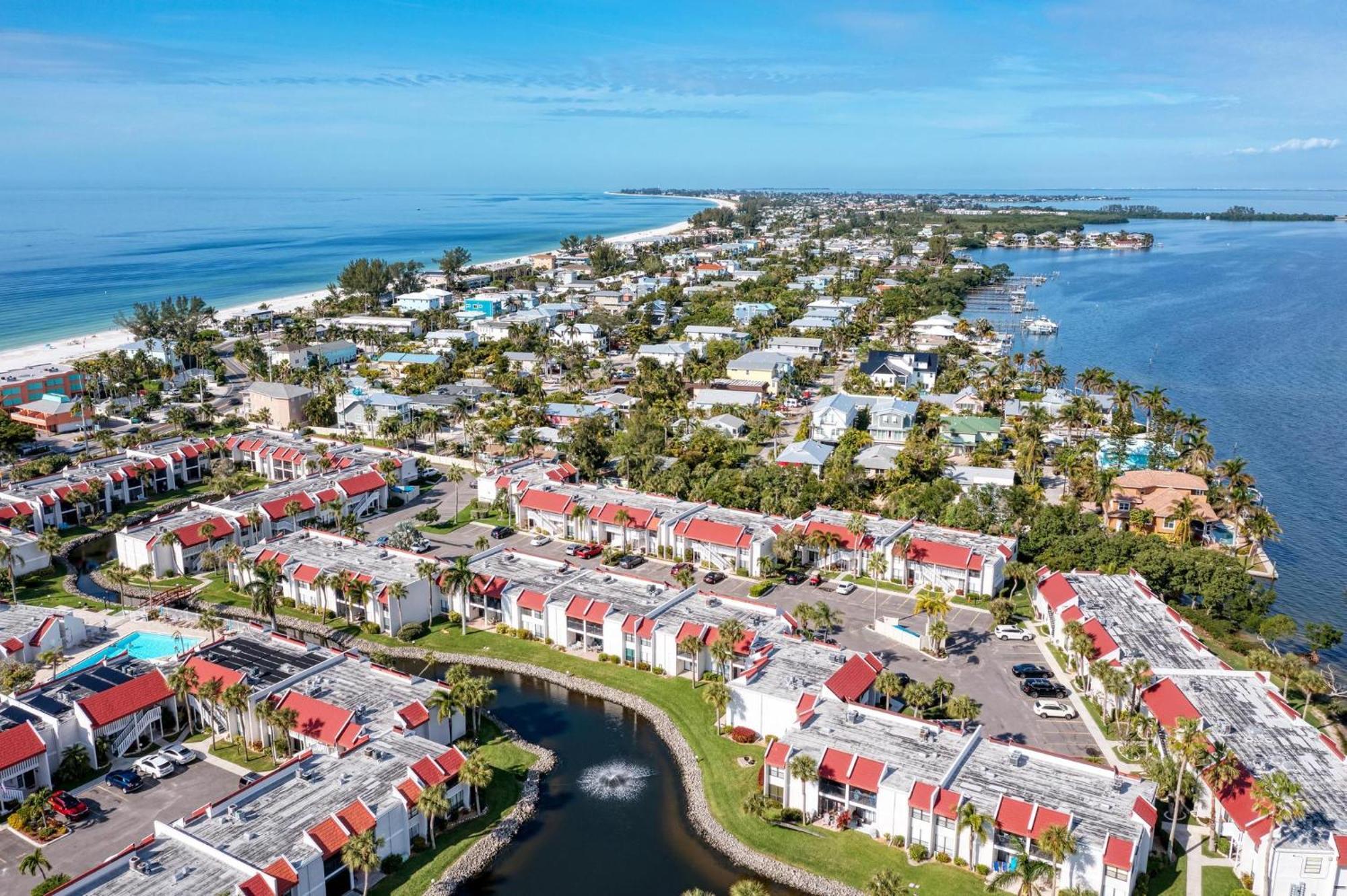 Anna Maria Island Runaway Tropical Dream-One Minute Walk To The Beach-Heated Pool Bradenton Beach Bagian luar foto