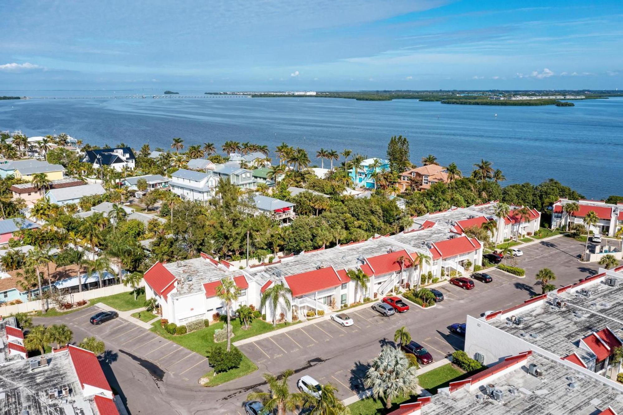 Anna Maria Island Runaway Tropical Dream-One Minute Walk To The Beach-Heated Pool Bradenton Beach Bagian luar foto