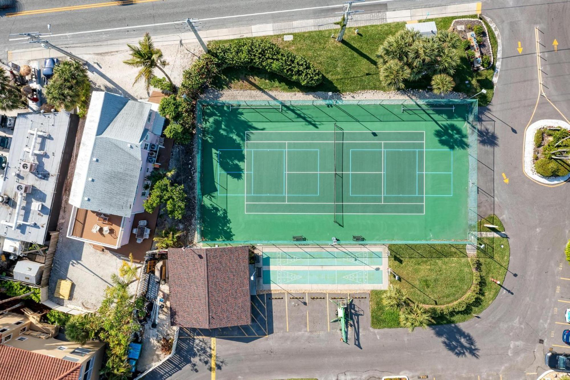 Anna Maria Island Runaway Tropical Dream-One Minute Walk To The Beach-Heated Pool Bradenton Beach Bagian luar foto
