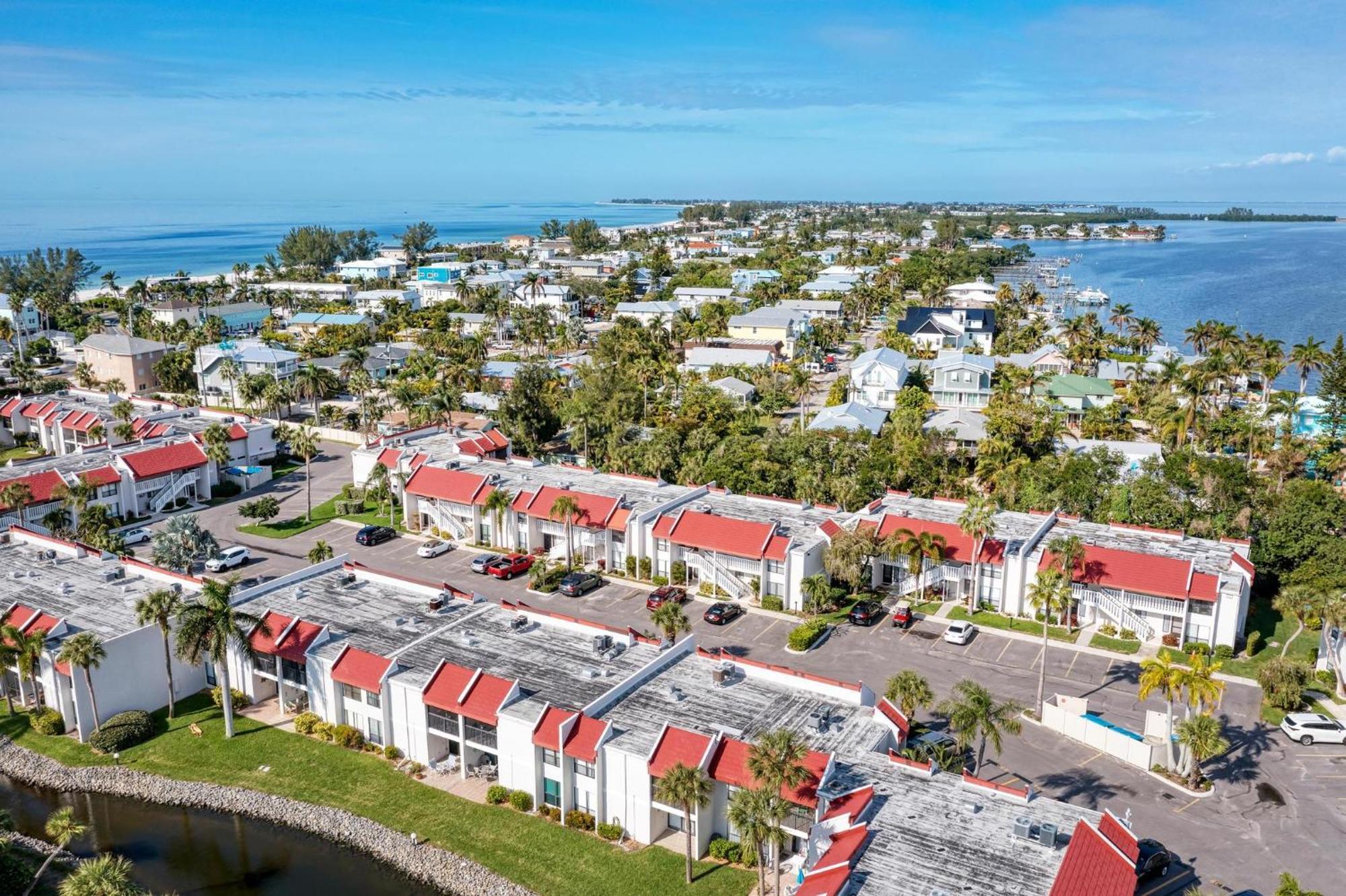 Anna Maria Island Runaway Tropical Dream-One Minute Walk To The Beach-Heated Pool Bradenton Beach Bagian luar foto